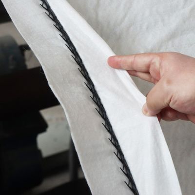 Geonet de drenagem composta com geotextil no meio espessura 8 mm preto branco largura 4 m