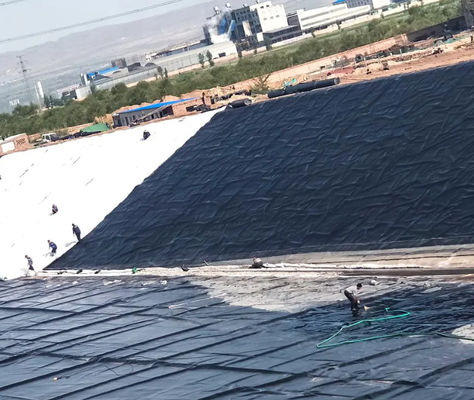 Geomembrana de HDPE rolos de revestimento de lago 0,5 mm espessura Geomembrana para aterros Longo 50m-100m