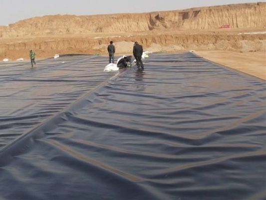 Revestimento de geomembrana lisa e preta para tanques de armazenamento de água e aterros sanitários