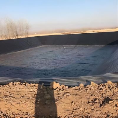Geomembrana de superfície lisa de HDPE para aterros sanitários comprimento 50-100 m/rolo conforme solicitado